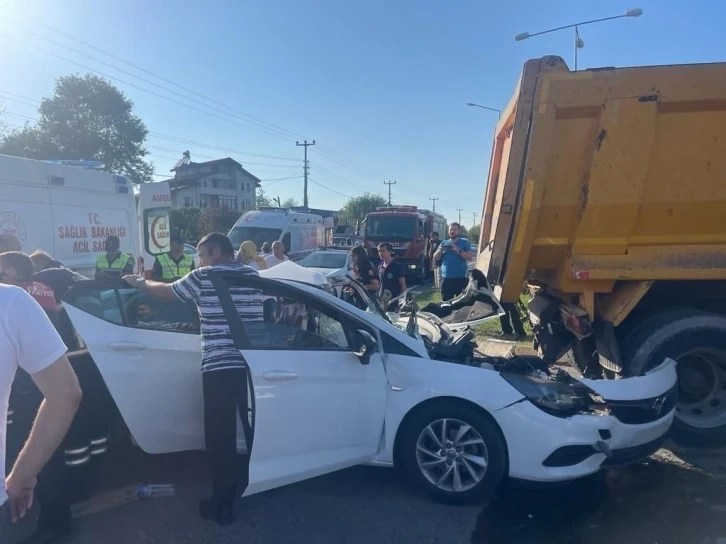 Ordu da feci kaza otomobil hafriyat kamyonuna saplandı: 6 yaralı