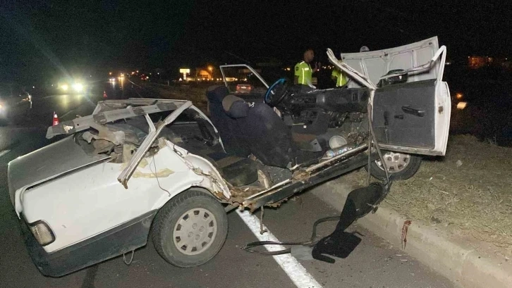 Aksaray da tıra arkadan çarpan otomobilin tavanı koptu: 1 ağır yaralı