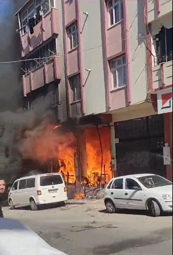 Gaziantep'te  Mobilya döşeme atölyesinde yangın: 2 yaralı