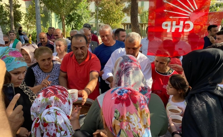 CHP Şehitkamil’de halka aşure dağıttı, esnafla buluştu