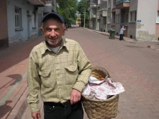 Zonguldak ta sıcakta fenalaşarak yere yığılan 79 yaşındaki simitçi hastanede hayatını kaybetti