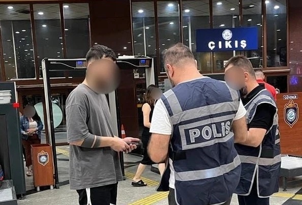 Türkiye de Polis denetiminde 917 şahıs ve 370 araç kontrol edildi