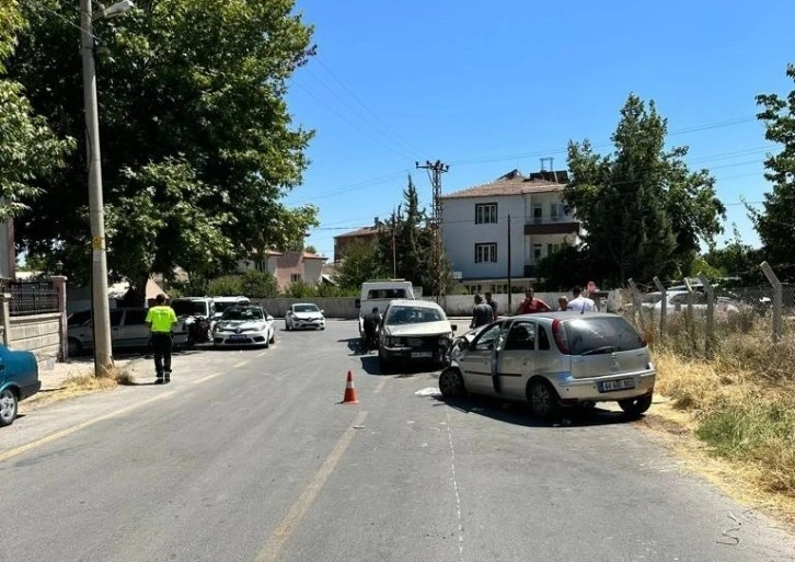 Malatya'da İki aracın karıştığı kazada: 6 kişi yaralandı