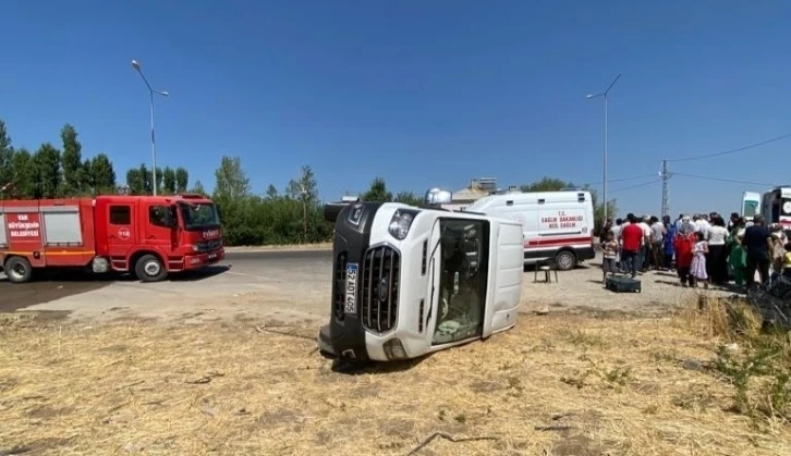 Lastiği patlayan minibüs Van’da kaza yaptı 14 yaralı