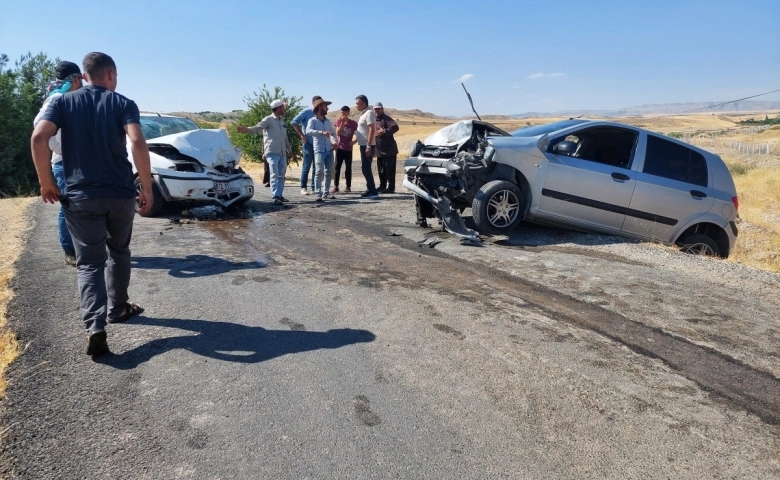 Kahta’da  iki otomobil kafa kafaya çarpıştı: 1 ölü, 4 yaralı