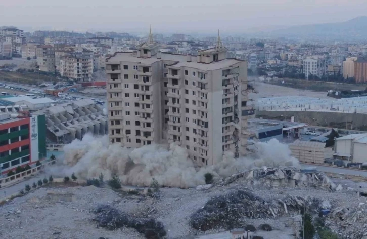 Hatay da milyonlarca liraya konut satılan 16 katlı rezidansın son bloğu da yerle bir oldu