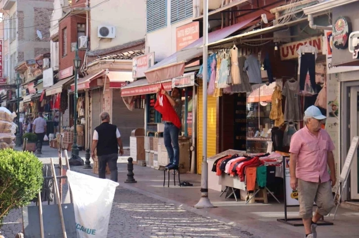 Eskişehir’de  tüm dükkanlara Türk bayrağı asıldı