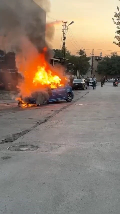 Seyir halindeki otomobil alev alev yandı