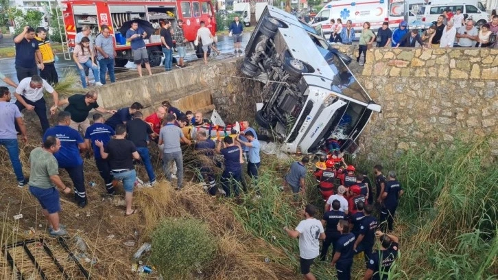 Muğla’da midibüs dereye devrildi: 23 yaralı