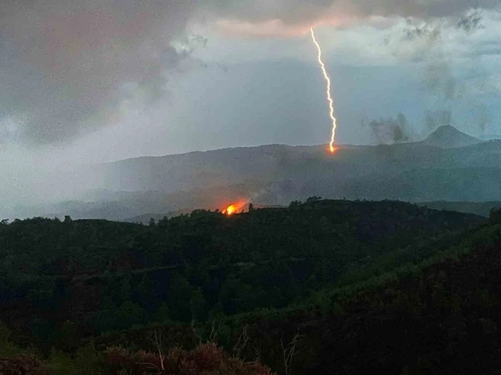 Muğla'da Ormanda yangına sebep olan yıldırımın düştüğü anları görüntülediler