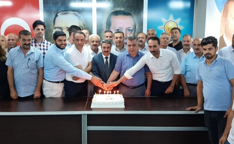 Adıyaman’da AK Parti'nin 21. yıl pastası kesildi