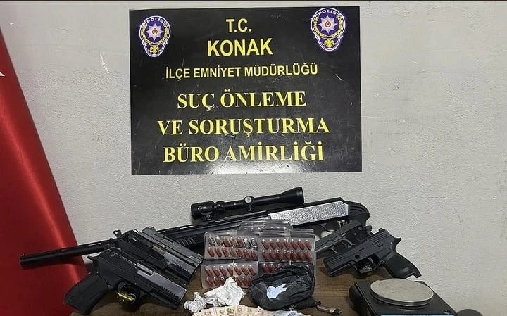 İzmir de suç makinesi kıskıvrak yakalandı, evinde cephanelik çıktı