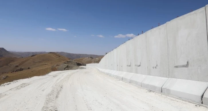 Van-İran sınırında güvenlik duvarı çalışmaları devam ediyor