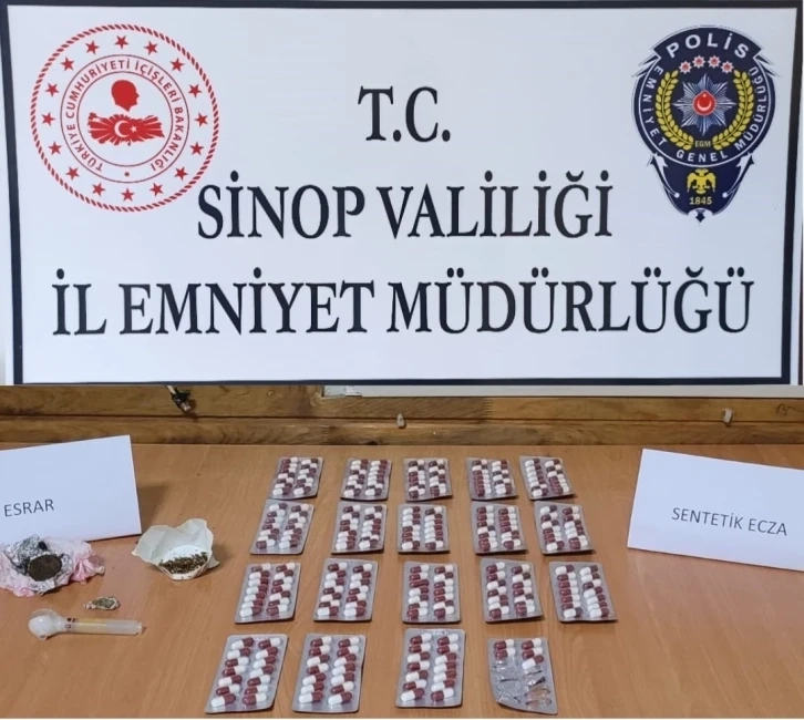 Sinop’ta bir otomobilde sentetik ecza ve esrar ele geçirildi  3 gözaltı