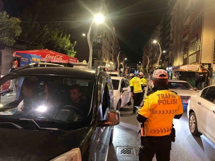 Polis, gece saatlerinde rahatsızlık veren sürücülere göz açtırmıyor