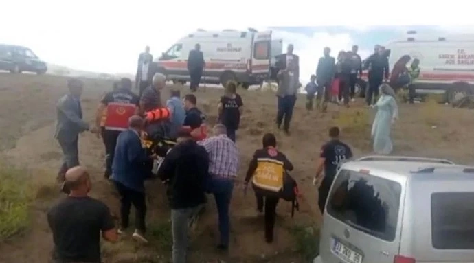 Van'da Kamyonet şarampole devrildi: 5 yaralı