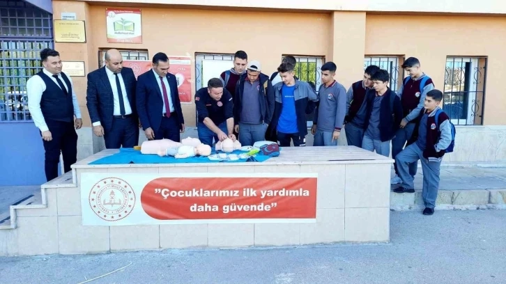 Bayburt'ta Öğrencilere ilk yardım eğitimi veriliyor