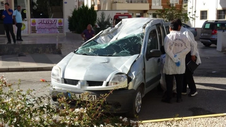 Kilis'te Hafif ticari araç kazada hurdaya döndü: 2 yaralı