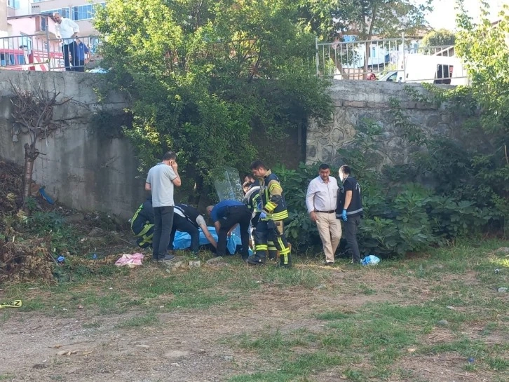 Gölcük'de Freni boşalan işçi servisi kaldırımda yürüyen anne ve kızına çarptı: 2 ölü, 6 yaralı