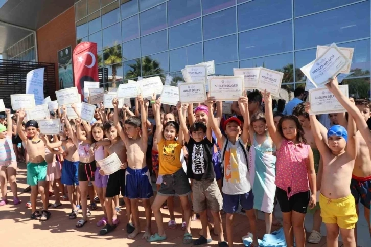 Aydın’da 750 öğrenci Büyükşehir Belediyesi’nden yüzme sertifikası aldı