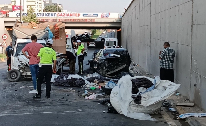 Gaziantep’te feci kaza, ortalık savaş alanına döndü