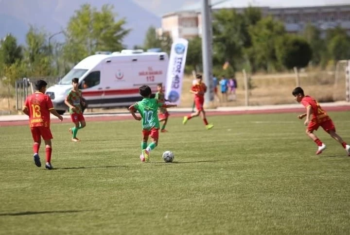 Ağrı Dağı Cup Futbol Turnuvası’nın şampiyonu Diyarbakır oldu