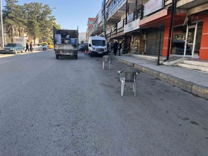 Erzincan da esnafın duba ve sandalyeli yol kapatmasına tepki