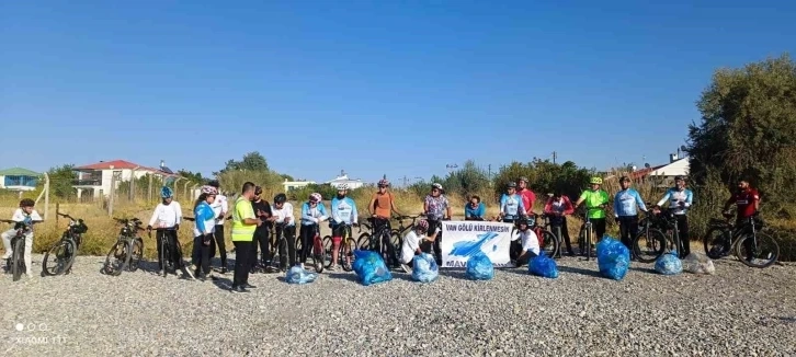 Dünya kıyı günü dolayısıyla Van Gölü sahilinde çüp topladılar