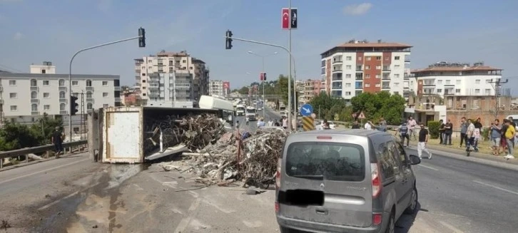 Hatay'da enkazdan çıkan demirleri taşıyan tır devrildi, 4 araç zarar gördü