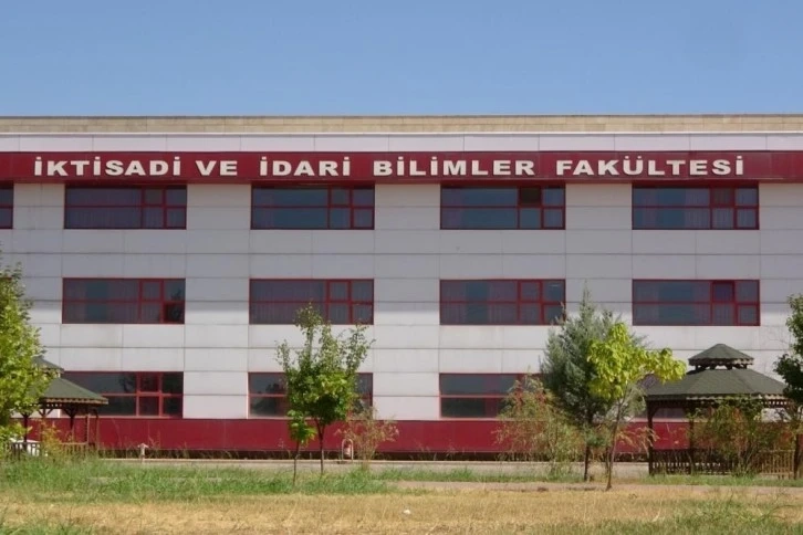 Dicle Üniversitesi'nde eski kız öğrenci dekan yardımcısını bıçakladı