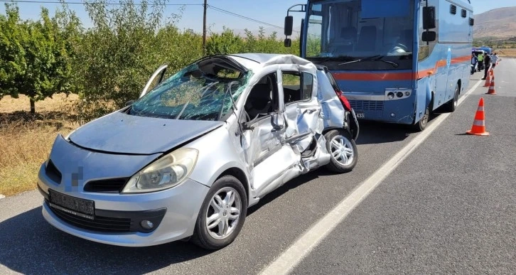 Malatya'da Cezaevi nakil aracı ile otomobil çarpıştı: 1 ölü 4 yaralı