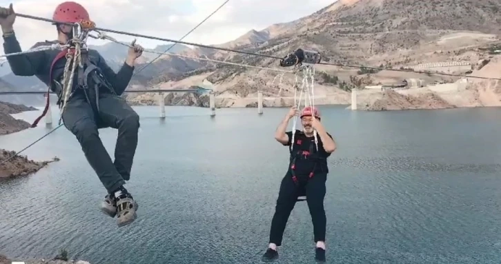 Artvin de Belediye Başkanı zipline geçişi yaparken baraj gölü üzerinde kaldı