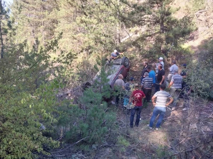 Bolu'da Otomobil 30 metre uçurumdan yuvarlandı, 4 yaralı var