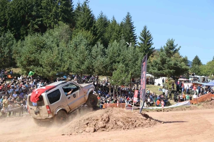 Uluslararası off-road yarışları Artvin’de bin 200 rakımlı Kafkasör Yaylası’nda heyecan yarattı