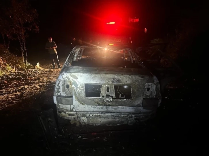 Hatay da park halindeki otomobil küle döndü