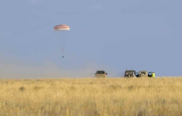 Nasa Astronotu ve kozmonotlar 1 yıl sonra Dünya’ya döndü