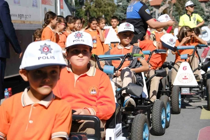 Mobil trafik eğitim tırında emniyet kemerinin önemi simülasyon ile anlatıldı