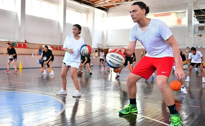 Mersin'de ücretsiz basketbol kursu ile gençler yeteneklerini keşfediyor