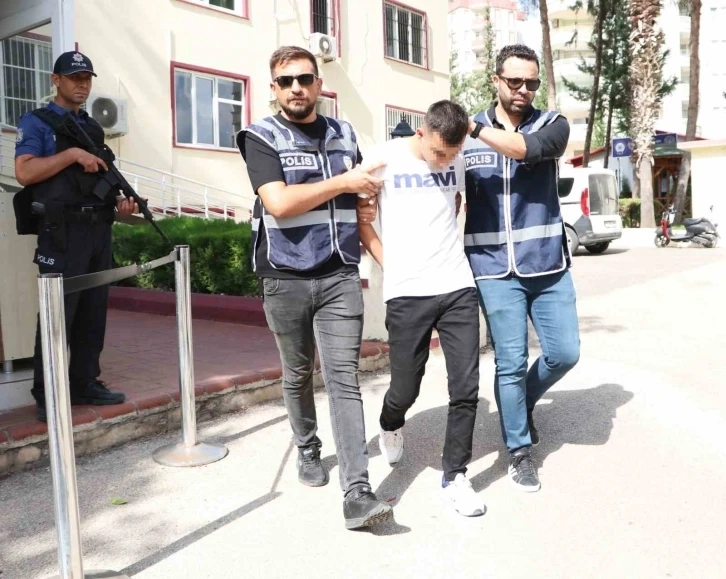 Adana da Kafede oturan genci küfrettiği için sırtından vurmuş