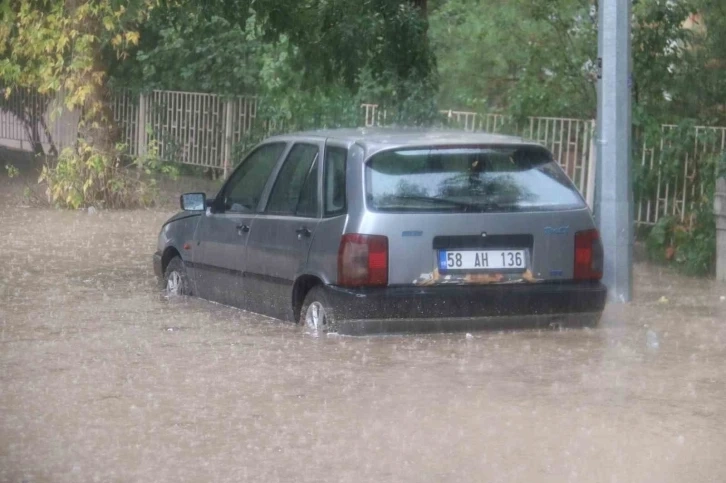 Sağanak yağış Sivas'ta hayatı felç etti