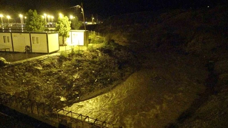 Hatay da yağışla birlikte su seviyesinin yükseldiği dere, depremzedeleri tedirgin etti