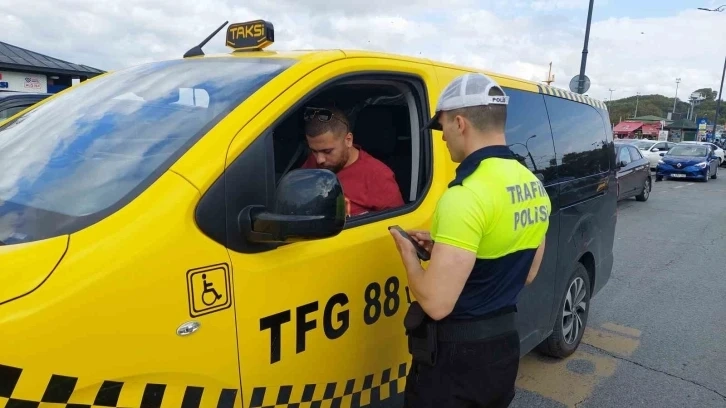 Polis takipte, Eminönü’nde pazarlık yapan taksiciler, araca yolcu gibi binen polislere takıldı