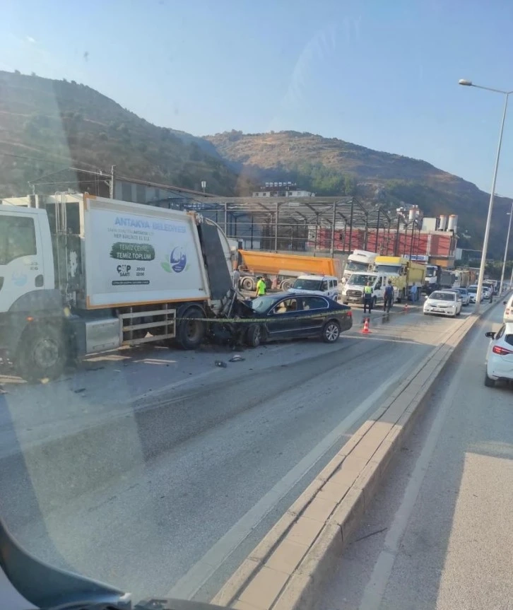 Hatay'da otomobil, çöp kamyonuna arkadan çarptı: Temizlik işçisi hayatını kaybetti