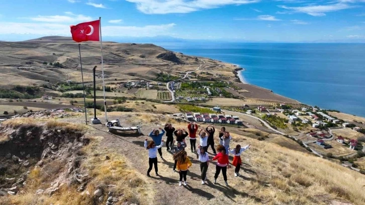 Vanlı Kadınlar, sporu 2 bin 700 yıllık kalenin zirvesine taşıdı