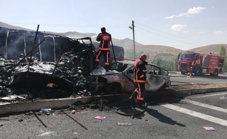 Malatya’da Tır ile otomobil çarpıştı, araçlar küle döndü: 5 yaralı