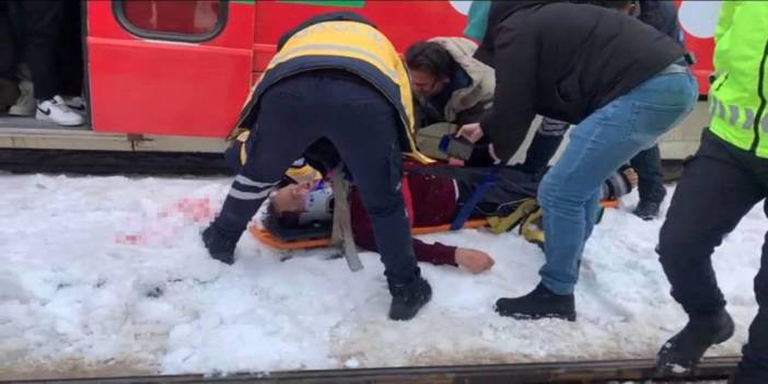 Gaziantep'te korku dolu anlar: Tramvay yayaya çarptı