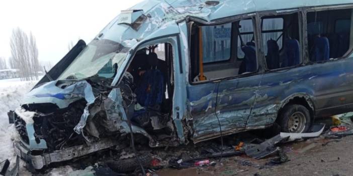 Yolcu minibüsü ile otobüs çarpıştı: Çok sayıda yaralı var
