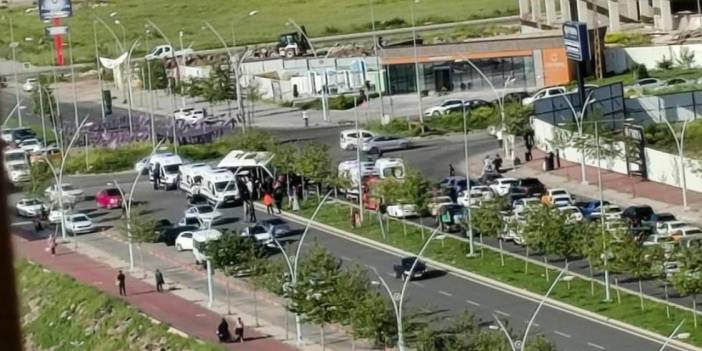 Şehir içi minibüs ile otomobil çarpıştı: 5 yaralı