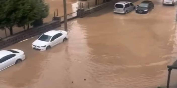 Gaziantep yağmura teslim oldu, seller oluştu, yollar göle döndü, kazalar arttı