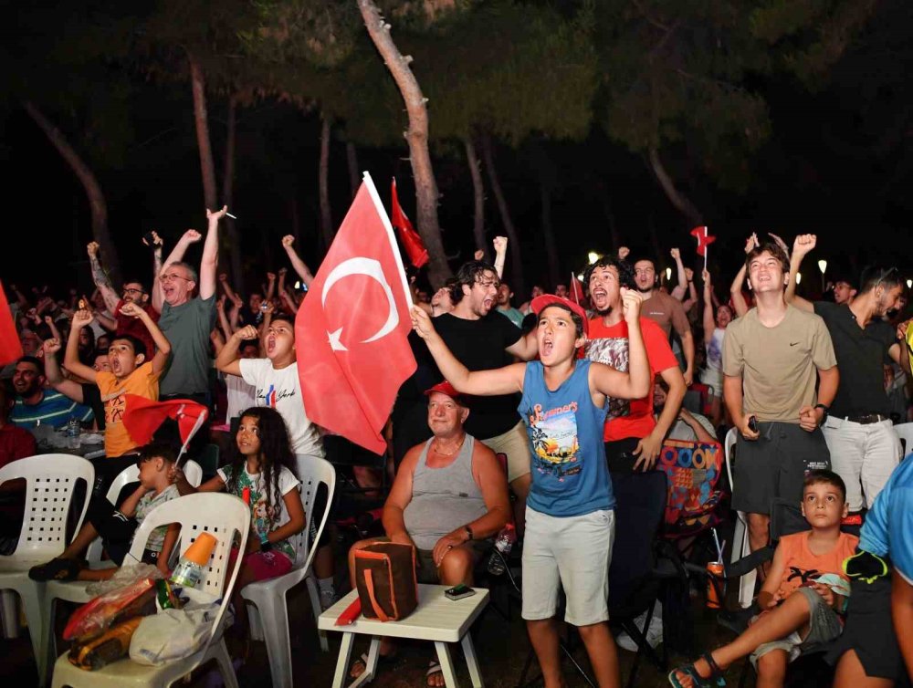 Antalya’da Türkiye-Avusturya maçı dev ekranda izlenecek